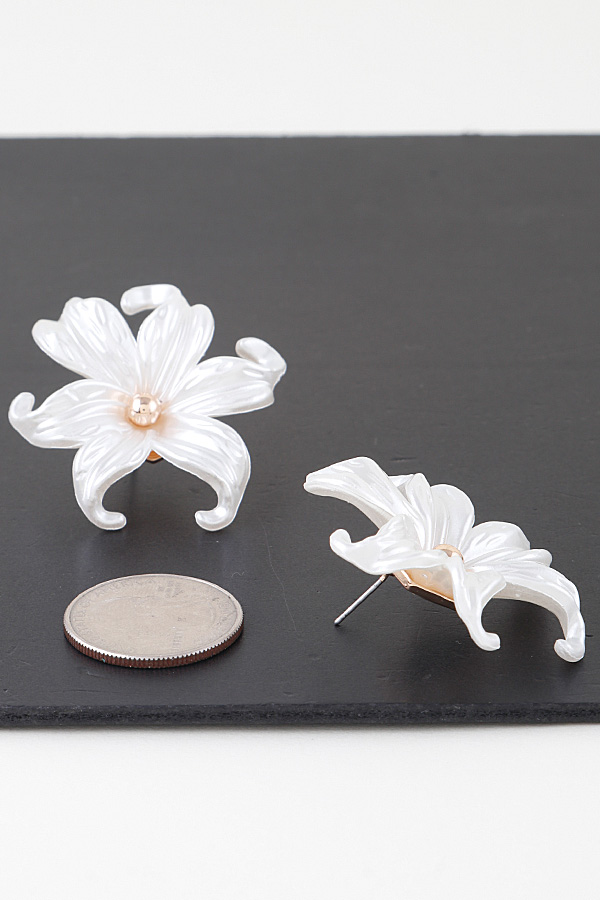 E30299 GOLD CREAM Blossoming Flower Earrings Stud Earrings