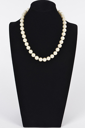 Simple Pearl Bead Lined Necklace.