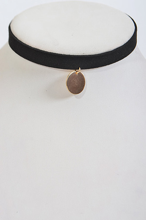 Simple Yet Plain Choker Necklace With Pendant