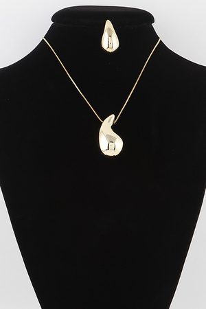 Shiny Teardrop Necklace Set
