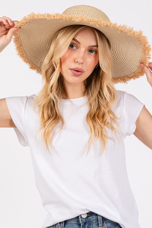 FRAYED EDGE FLOPPY STRAW HAT.