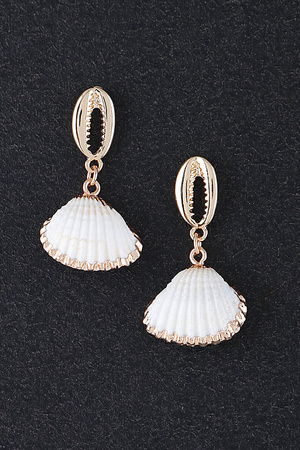Ribbed Clam Shell Earrings
