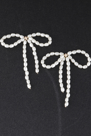 Oval Pearl Ribbon Earrings