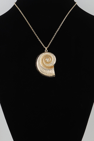 Ribbed Conch Shell Chain Necklace