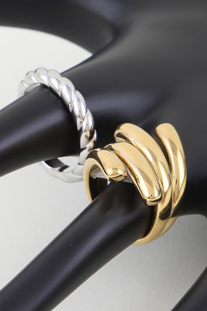 Chic Twisted Wave Ring