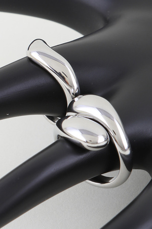 Abstract Interlaced Ring