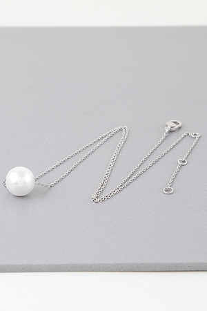 Classic Pearl Pendant Necklace