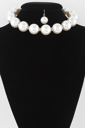 Bulky Pearl Bead Necklace